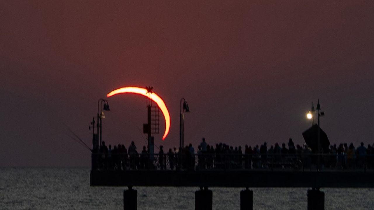 L'eclissi vista dal Pontile di Tonfano a Marina di Pietrasanta (foto Nucci)