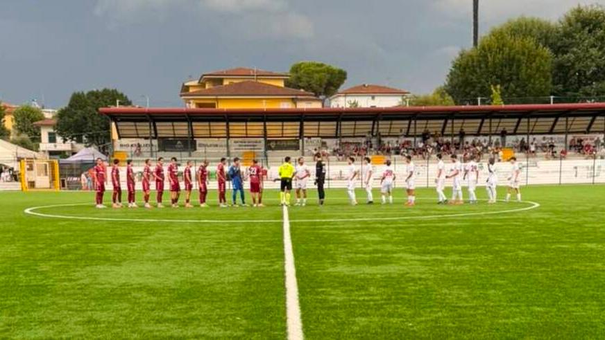 Le due squadre prima del fischio di inizio