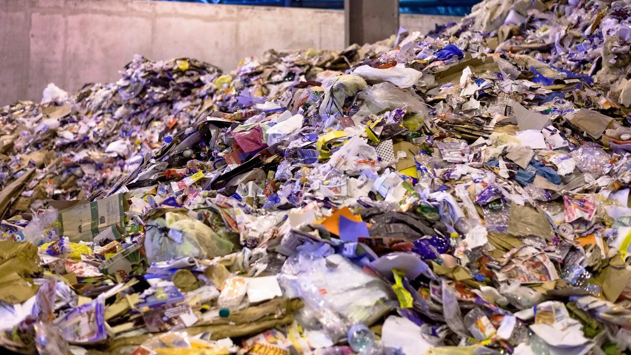 Plastica, la Sardegna corre ai ripari: «I depositi temporanei non bastano, c’è ancora il rischio di un blocco totale»