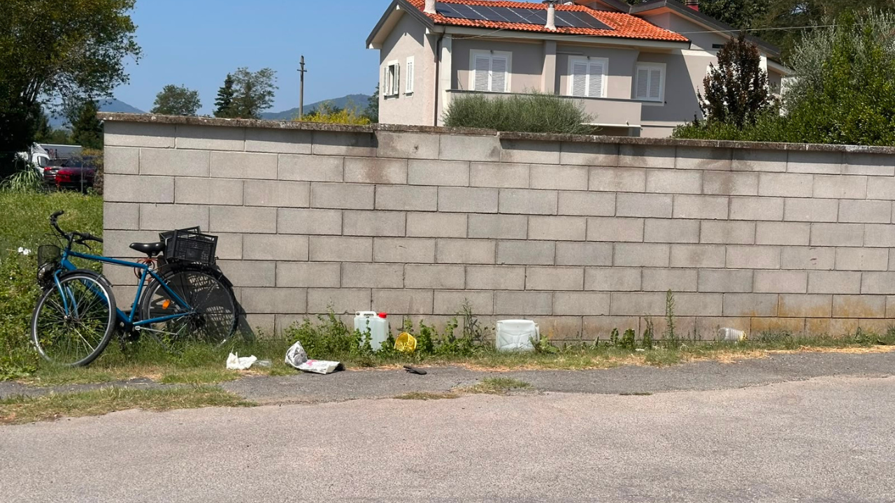 Lucca, in bicicletta con le taniche d’acqua si schianta contro il muro e muore – Chi è la vittima