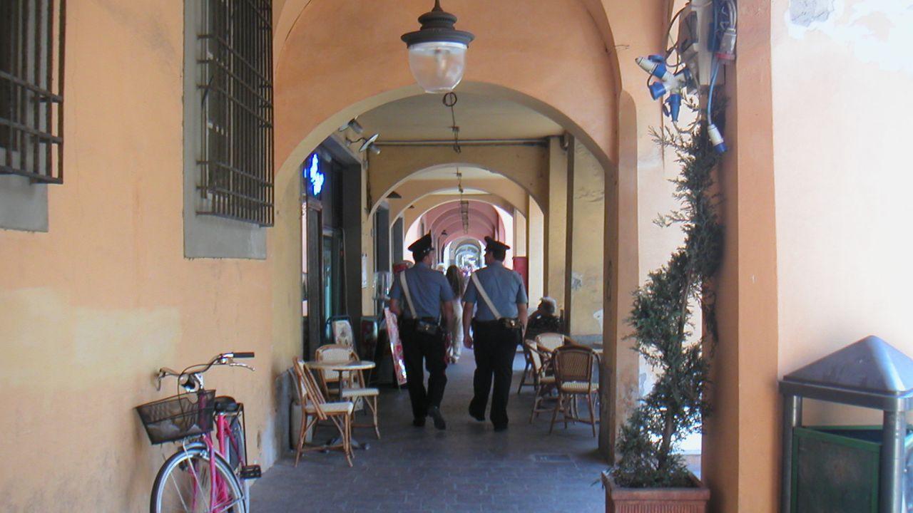 
	Un controllo dei carabinieri sotto i portici a Cascina (foto d&rsquo;archivio)

