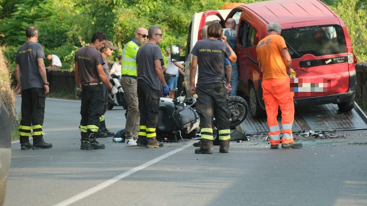 Aulla, scontro scooter-furgone sulla statale 63: morto un motociclista