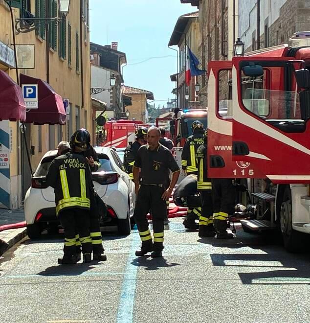 Prato, fumo nell’appartamento: intossicate cinque persone