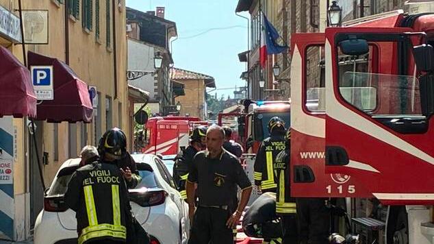 Prato, fumo nell’appartamento: intossicate cinque persone