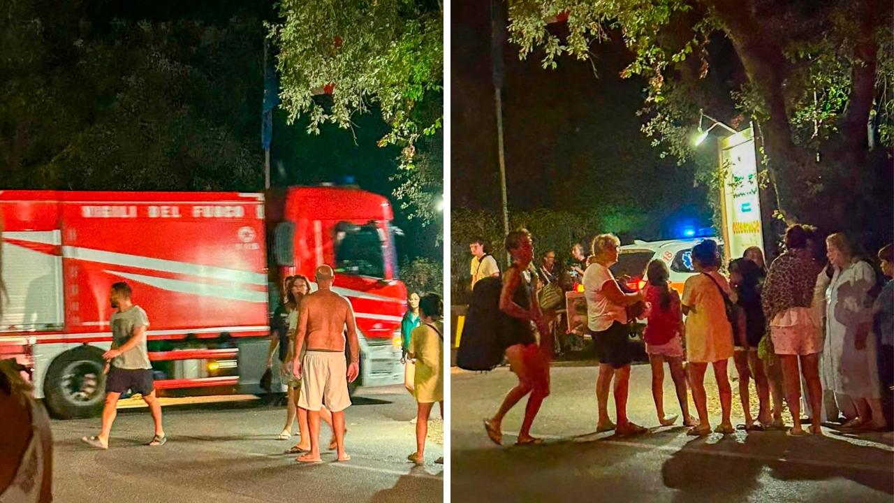 Le persone in strada fuori dal campeggio (Foto Stick)