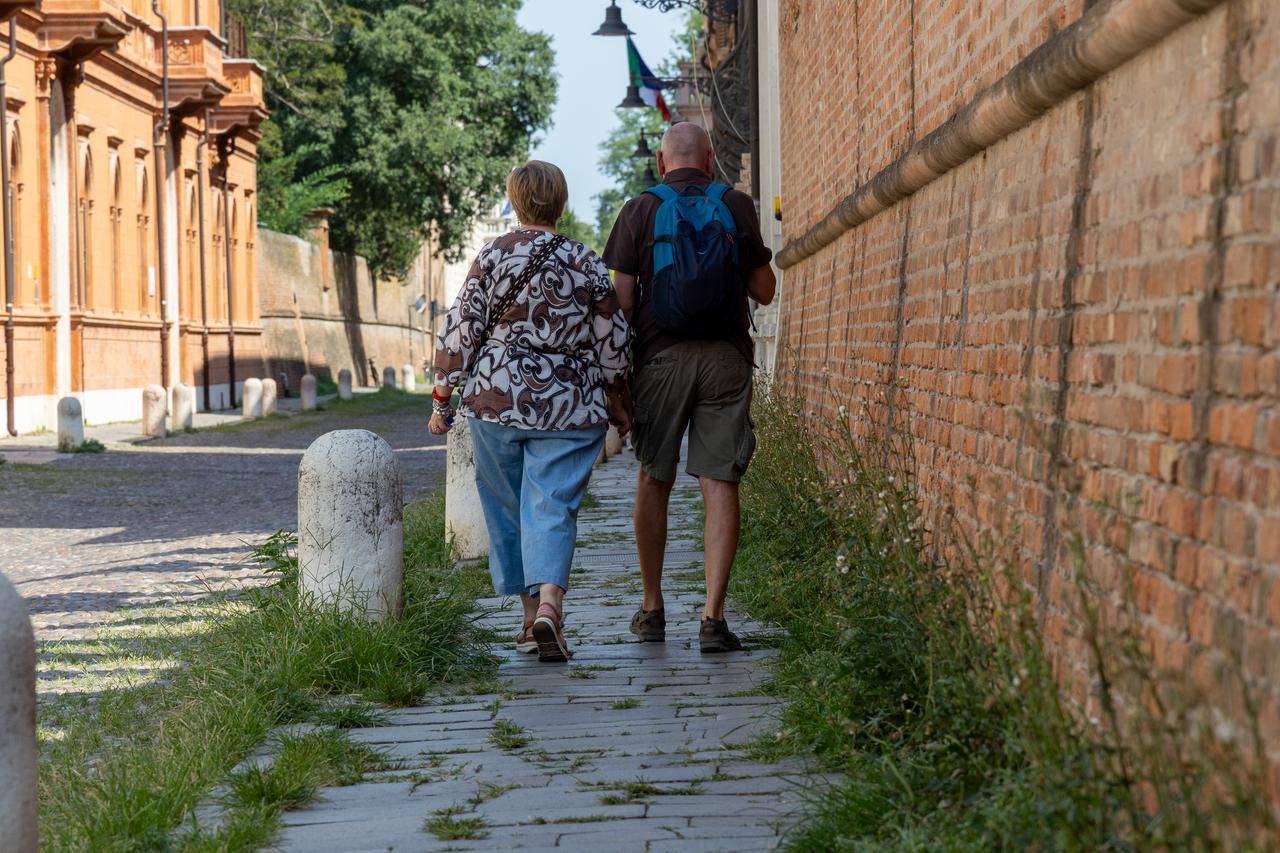 Ferrara, i marciapiedi di corso Ercole I d’Este invasi dall’erba