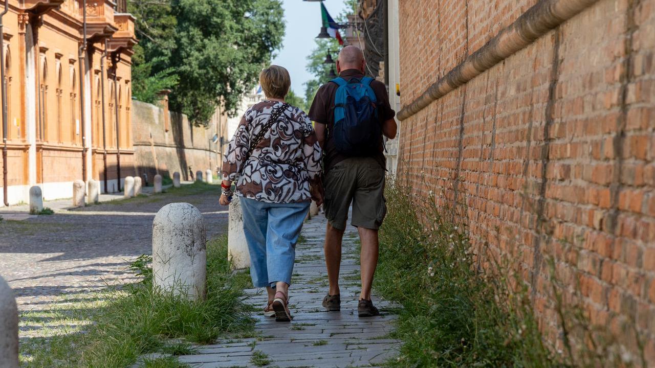 Ferrara, i marciapiedi di corso Ercole I d’Este invasi dall’erba