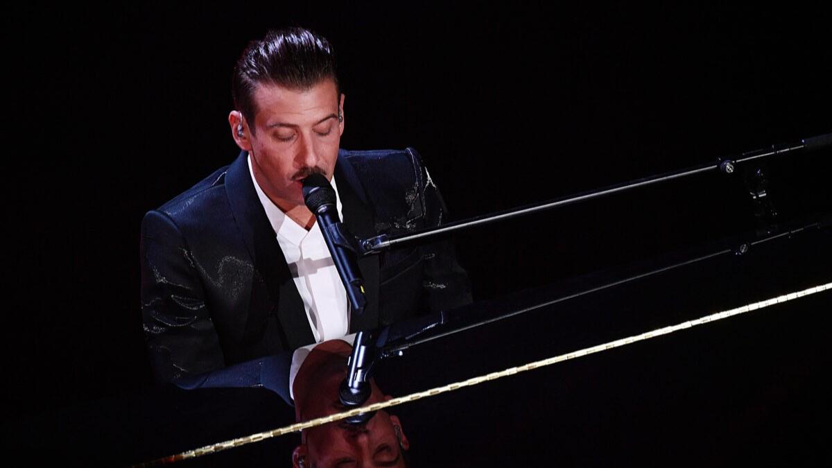 Francesco Gabbani ha un malore, interrotto il concerto in piazza: cosa è successo