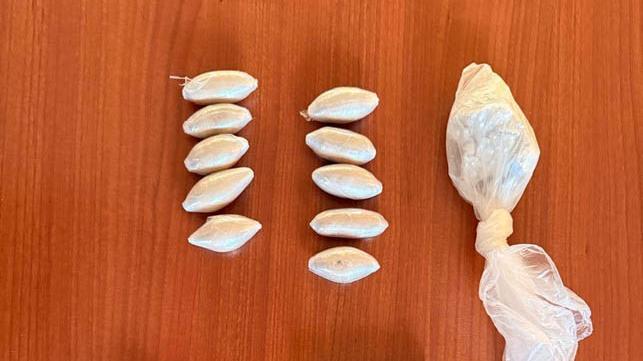 Alghero, nasconde l’eroina negli slip e si dà alla fuga in monopattino: arrestato