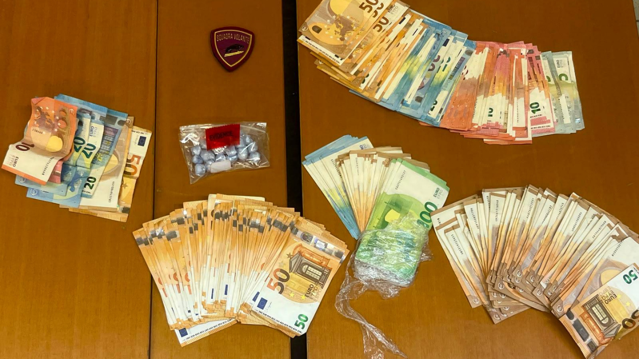 Viareggio, trovato con 19 involucri di cocaina e 15mila euro in contanti: arrestato