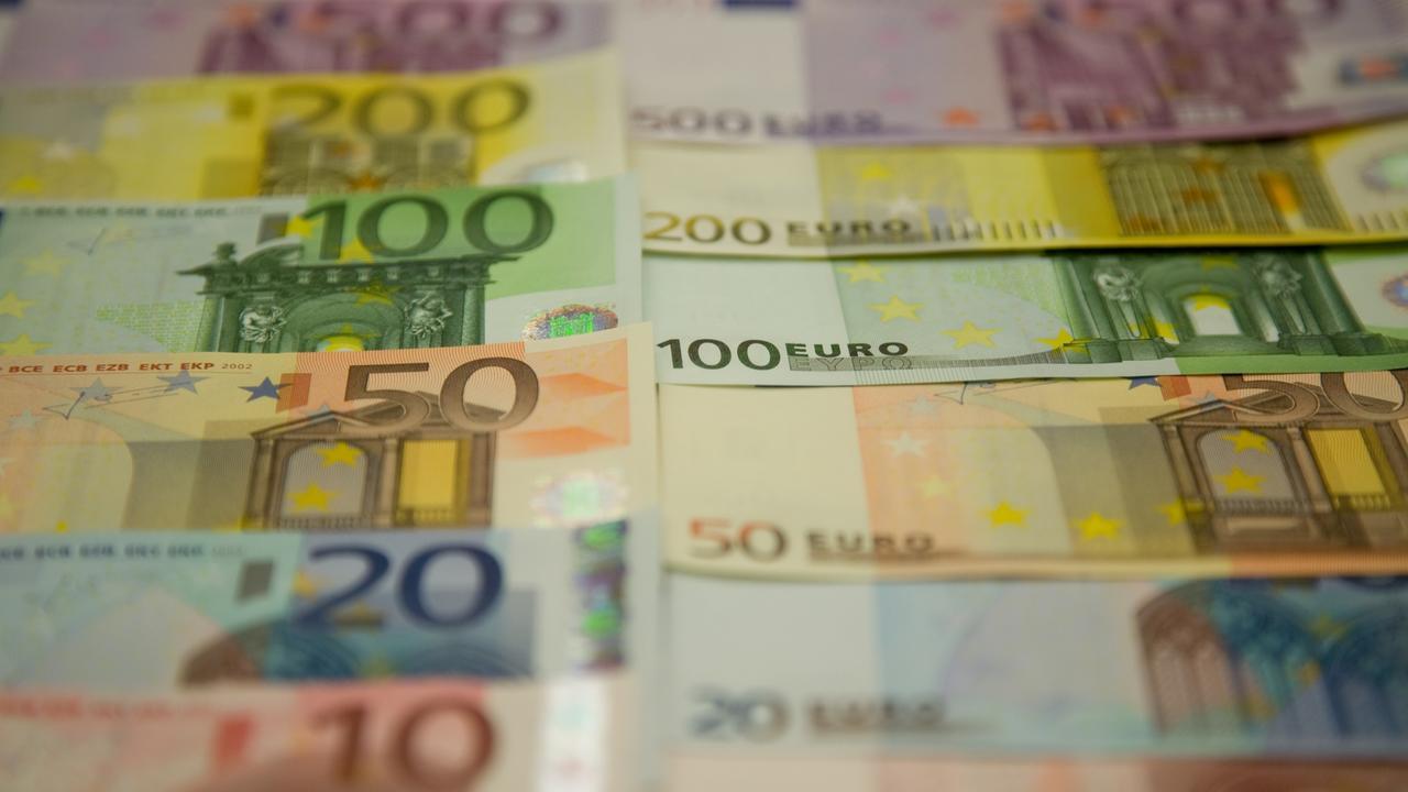 Trovano 86mila euro in un mobile abbandonato e lo portano in Comune, ma si fa avanti l’erede: com'è finita