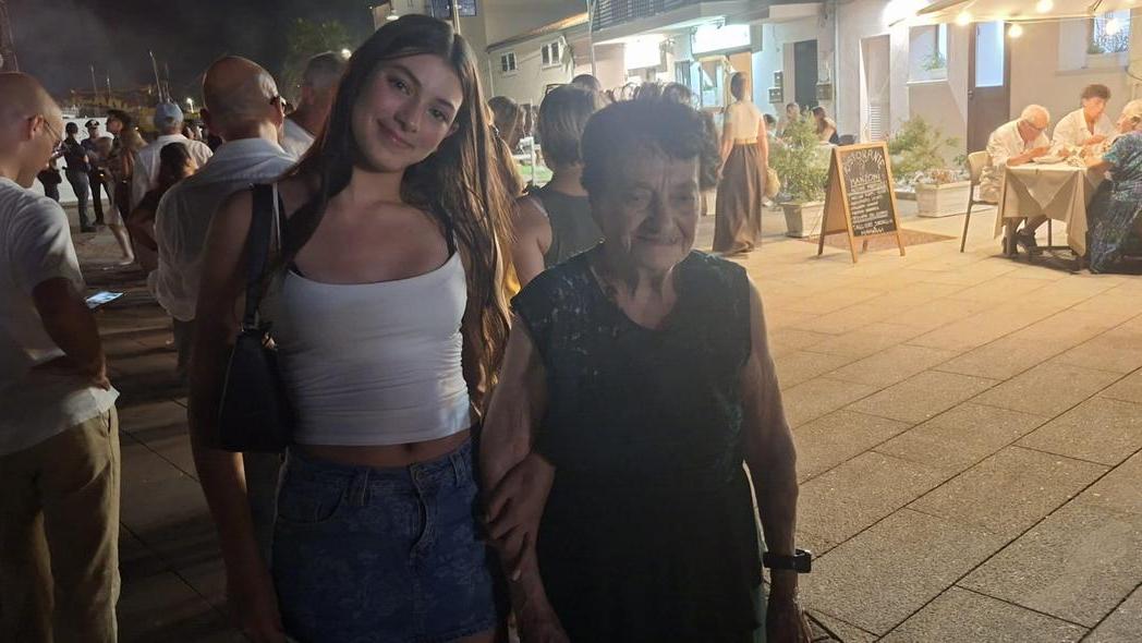 Al concerto di Massimo Ranieri una fan di 94 anni: «Il mio sogno era salutarlo di persona, sarà per la prossima volta»