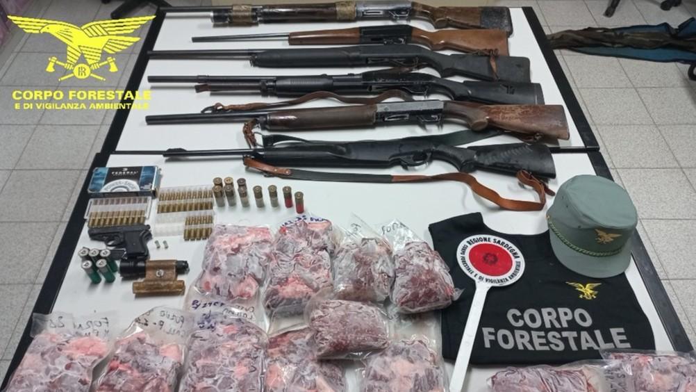 Caccia di frodo, sorpreso con il fucile carico, la “pappadroxia” e 20 chili di carne in frigo: denunciato