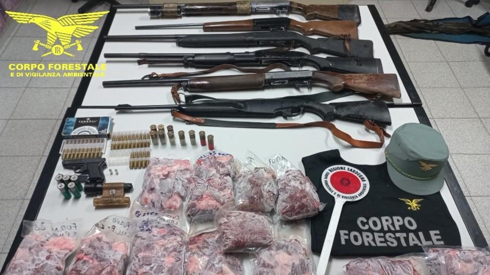 Caccia di frodo, sorpreso con il fucile carico, la “pappadroxia” e 20 chili di carne in frigo: denunciato