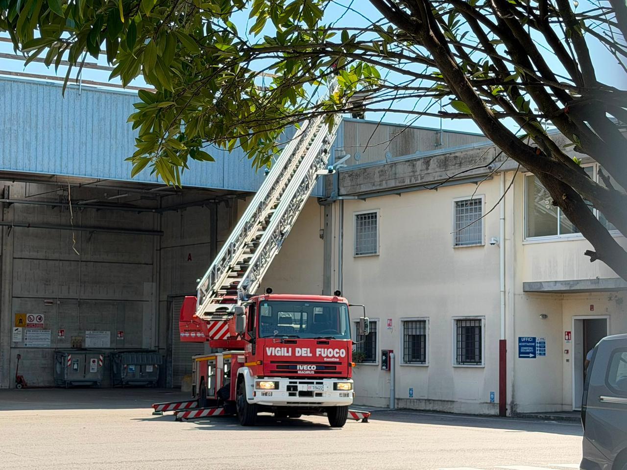Ferrara, cade dal tetto di un capannone: ferito un 39enne