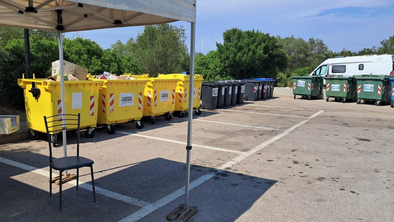 Rifiuti a Olbia, centri ambientali mobili senza acqua né aria condizionata. Il Pd: «La Tari aumenta, i servizi non migliorano»