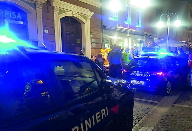 Alcune volanti dei carabinieri a Follonica (foto Giorgio)