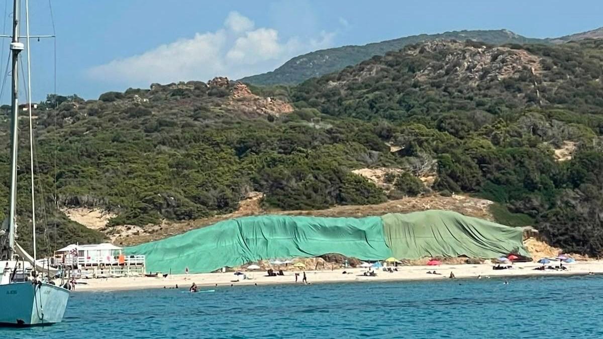Discarica in spiaggia sotto il telone all'Isola Rossa, la Regione: «Subito la bonifica»