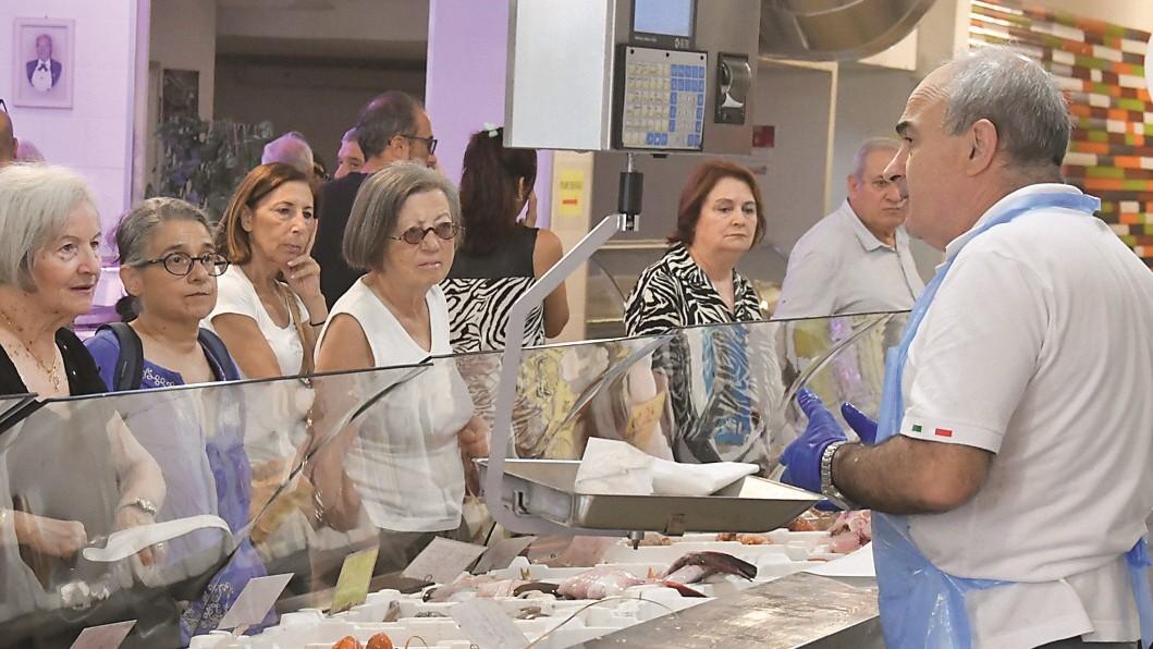 Il pesce è sempre il re, ma il conto è salato: quanto si spende per il pranzo di Ferragosto