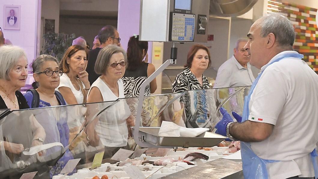 Il pesce è sempre il re, ma il conto è salato: quanto si spende per il pranzo di Ferragosto