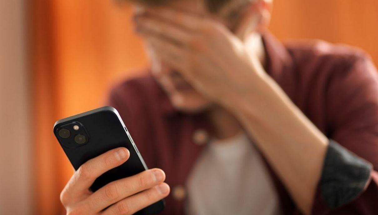 Cento, insulti e minacce via chat: telefonini sotto sequestro