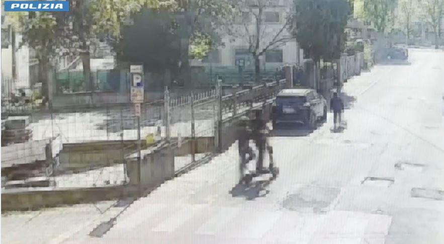 Accusato di scippi e rapine in monopattino a Reggio Emilia: 22enne rimpatriato in Egitto
