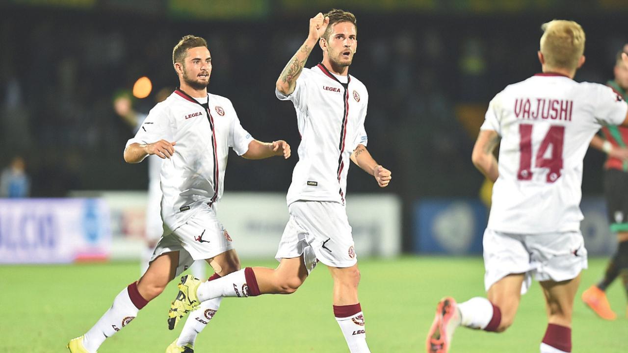 Un'esultanza di Aramu con la maglia del Livorno 