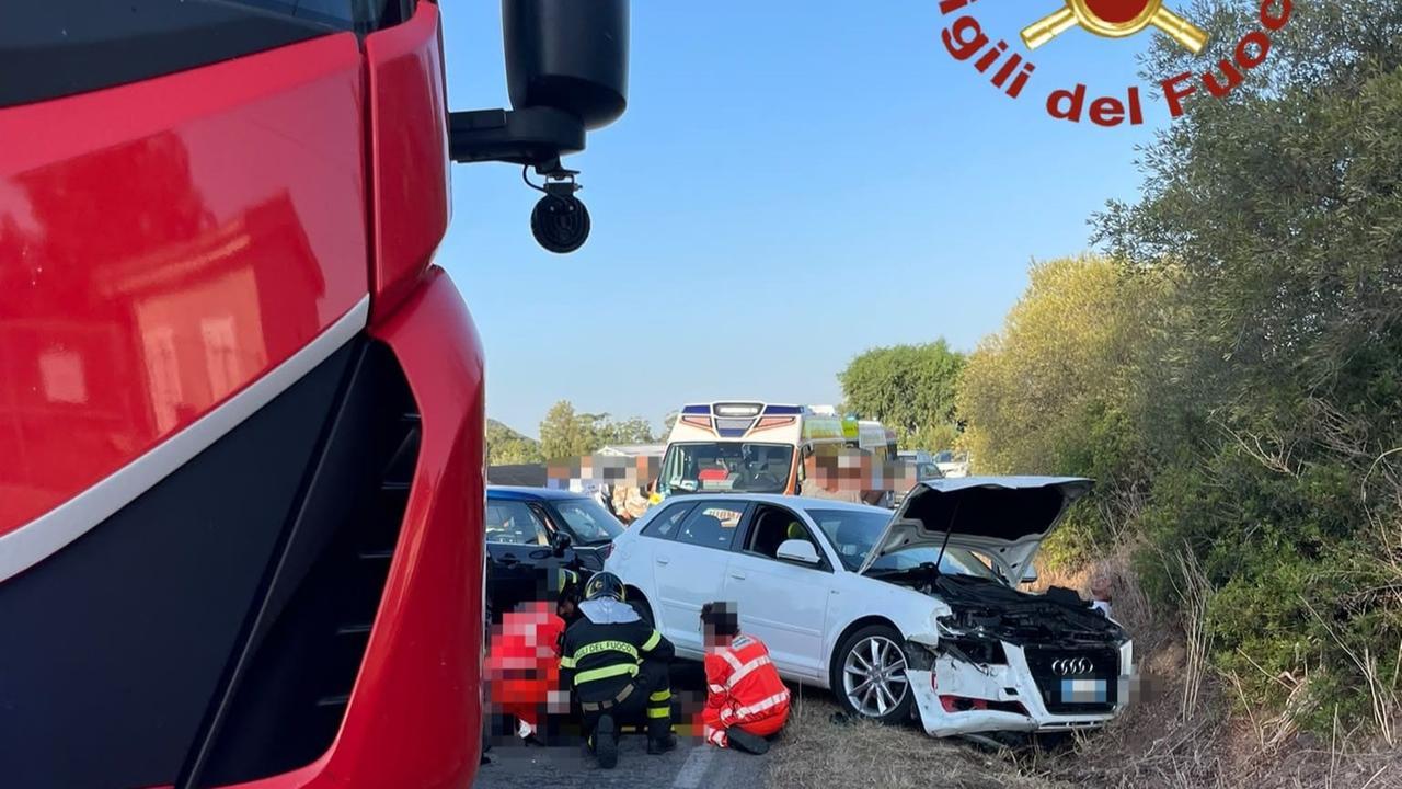 Moto esce fuori strada dopo aver investito un cinghiale: due feriti in ospedale