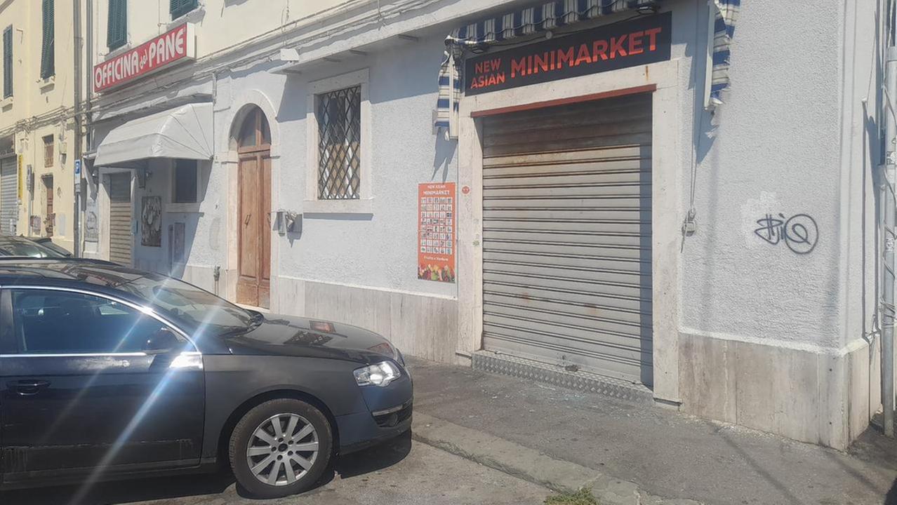 Il minimarket "New Asian" di via Solferino, sul Pontino