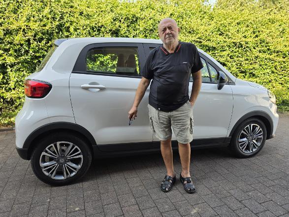 Va a fare la spesa al supermercato e gli tagliano la gomma dell’auto: quando si ferma gli rubano il borsello