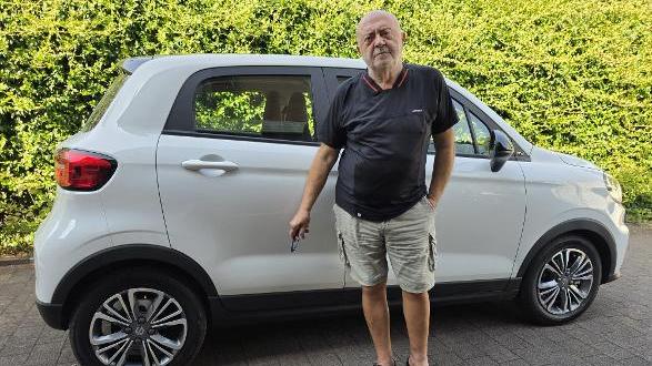 Va a fare la spesa al supermercato e gli tagliano la gomma dell’auto: quando si ferma gli rubano il borsello
