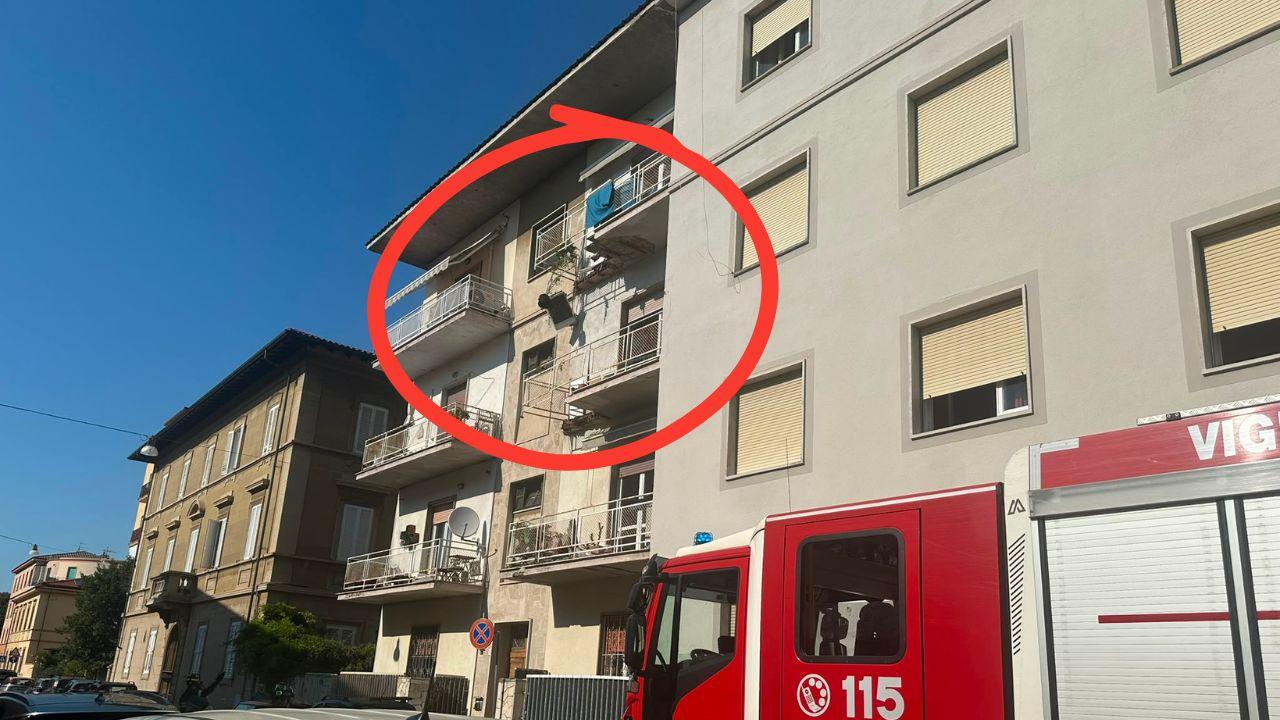 
	I balconi sfondati da cui &egrave; precipitata la donna

