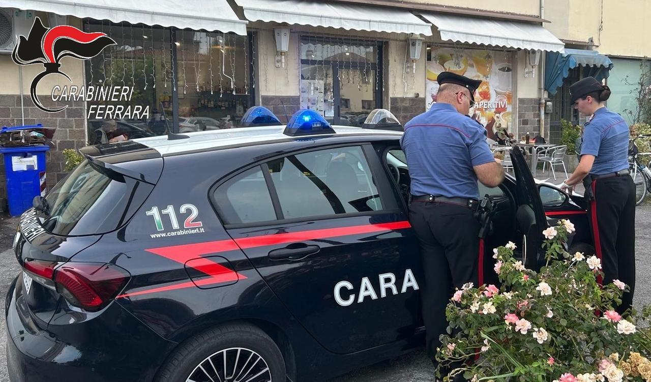 Bottigliata in testa per la sigaretta negata: lite in un locale di Cento