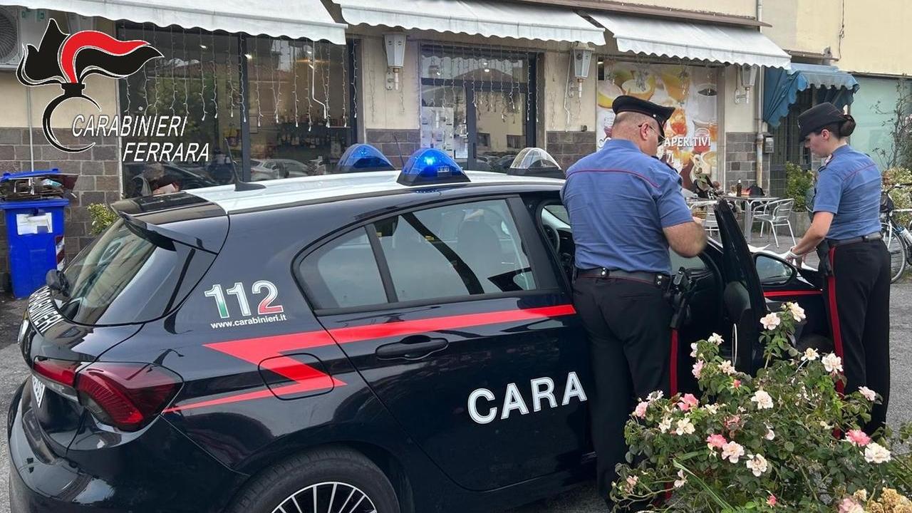 Bottigliata in testa per la sigaretta negata: lite in un locale di Cento