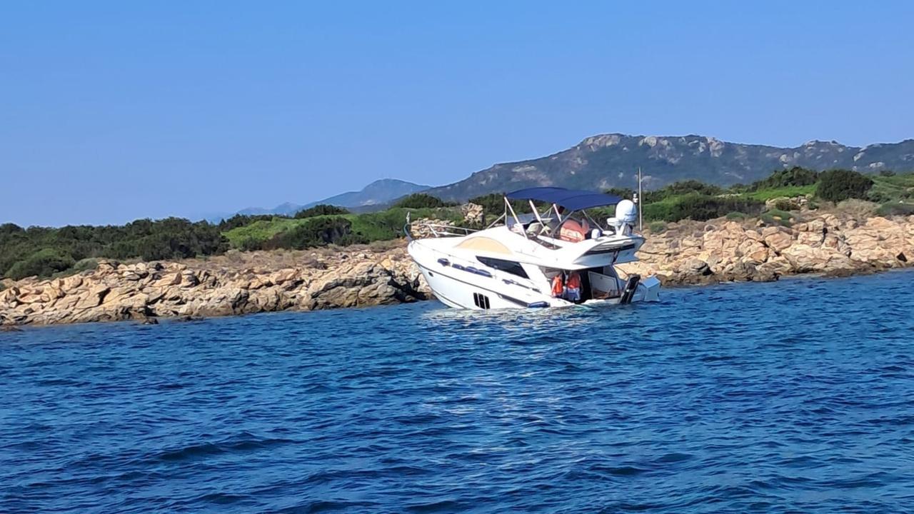 Yacht con cinque persone a bordo finisce sugli scogli – Cosa è successo