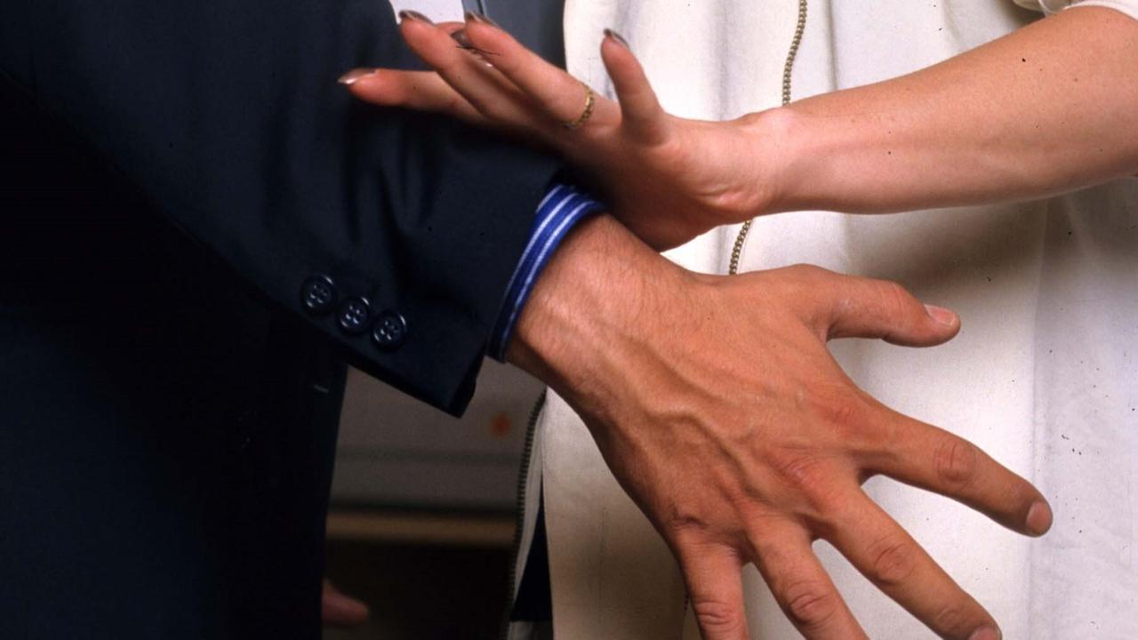 Modena, avances sessuali alle dipendenti: licenziato il direttore di una banca
