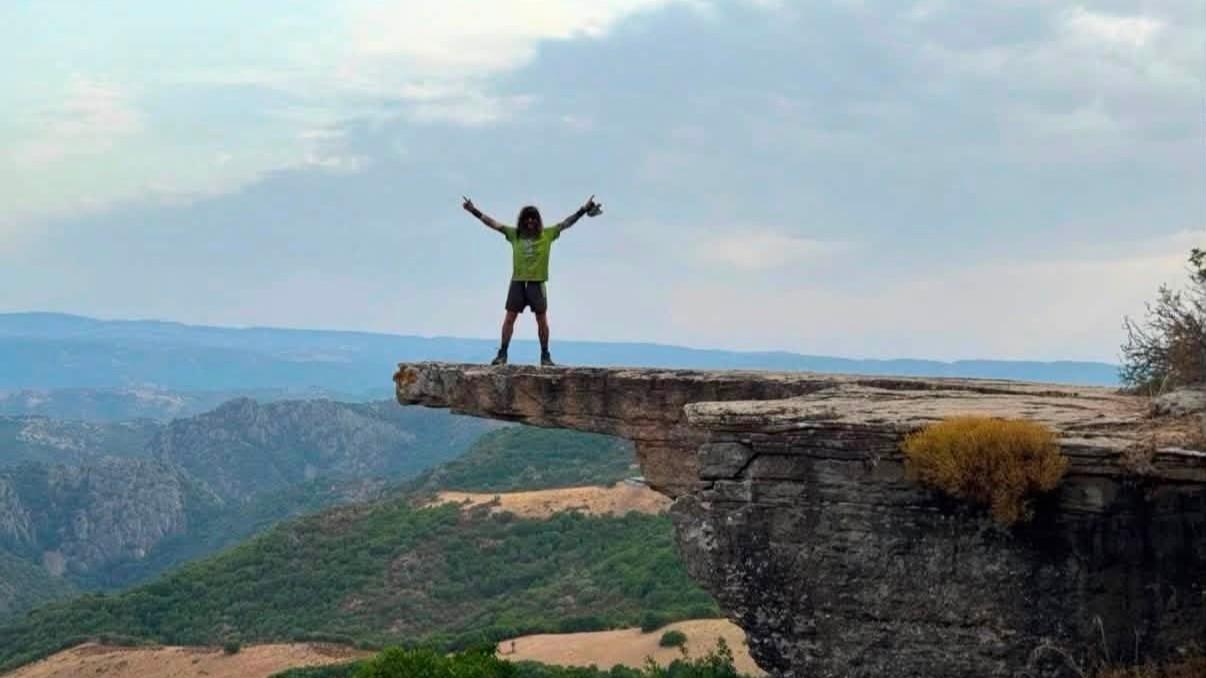 Attraversa l’Italia a piedi e arriva in Sardegna: il viaggio di Luca Terenziani conquista il Supramonte