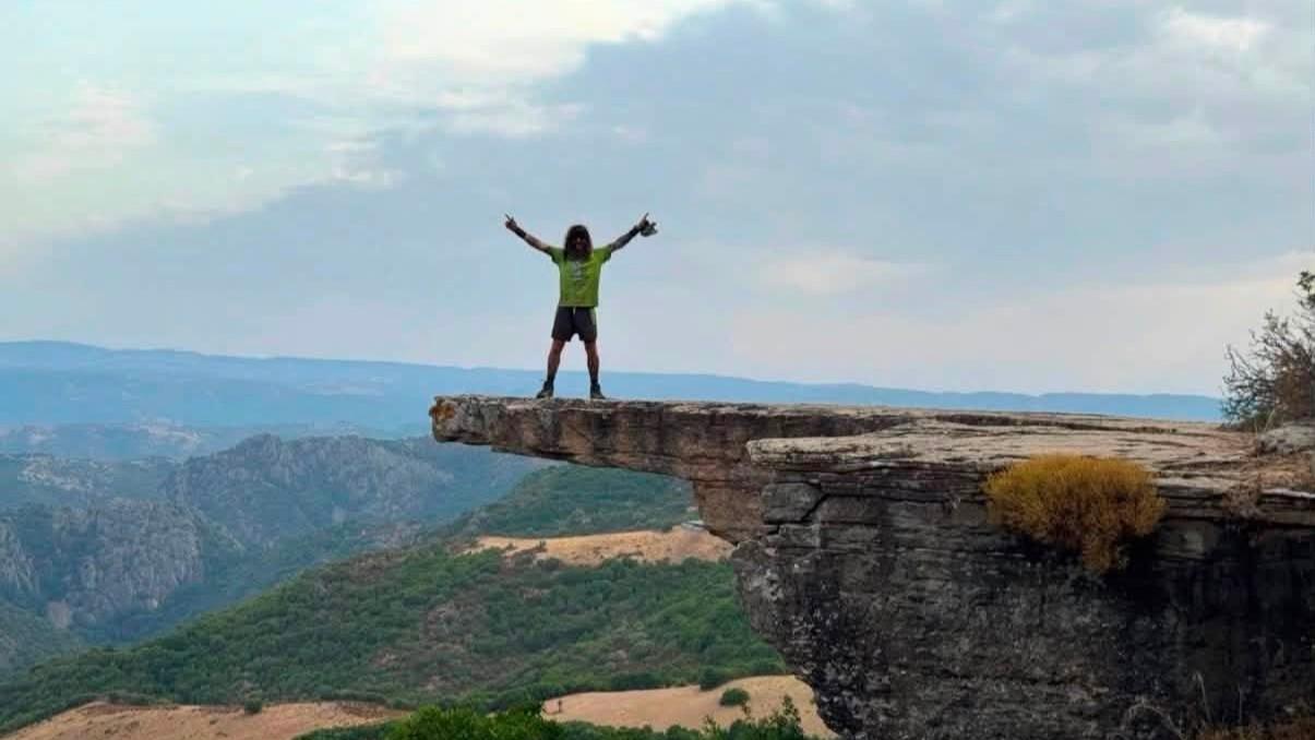 Attraversa l’Italia a piedi e arriva in Sardegna: il viaggio di Luca Terenziani conquista il Supramonte