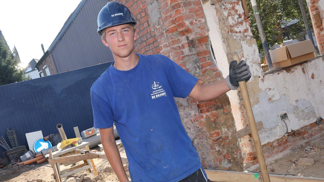 Studente di 18 anni trova un tesoro da 9 milioni di euro in lingotti d’oro mentre scava in un cantiere