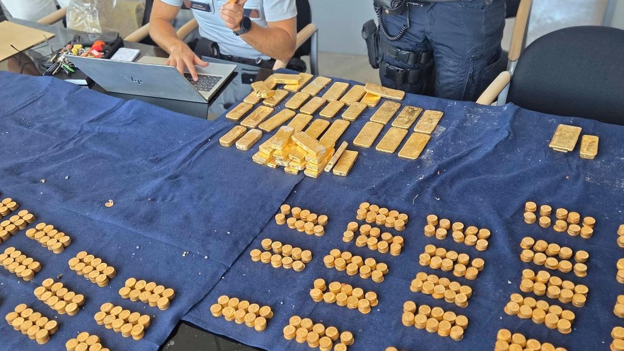Studente di 18 anni trova un tesoro da 9 milioni di euro in lingotti d’oro mentre scava in un cantiere
