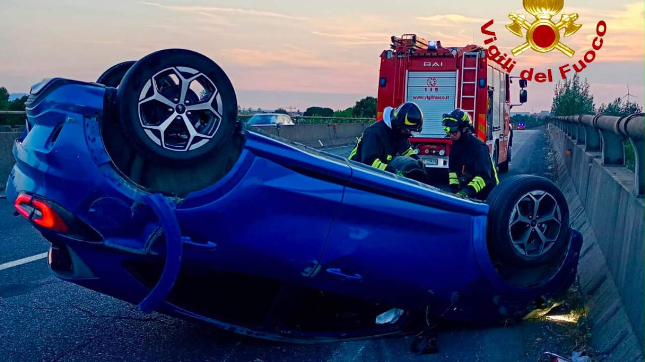 
	L'auto ribaltata sulla Fi-Pi-Li in direzione mare


