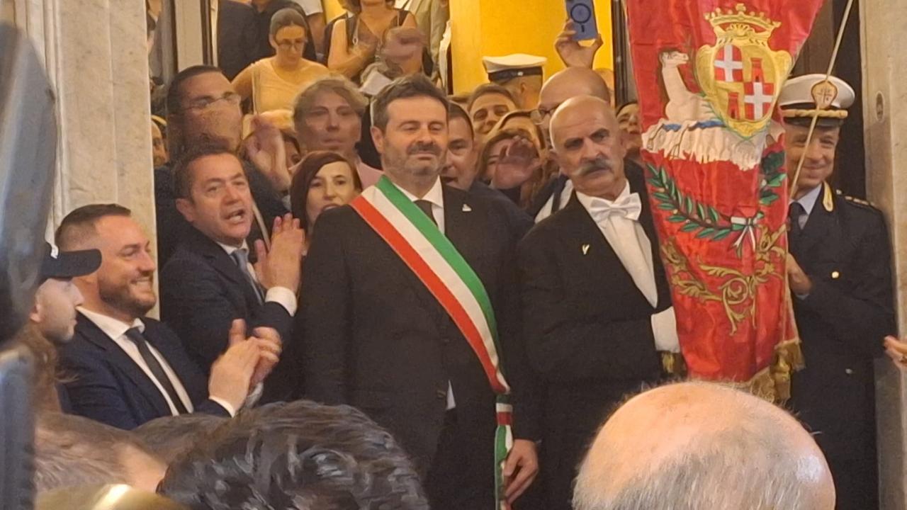 Sassari, a Palazzo di Città il rito dell’intregu: applausi e cori per il sindaco Mascia