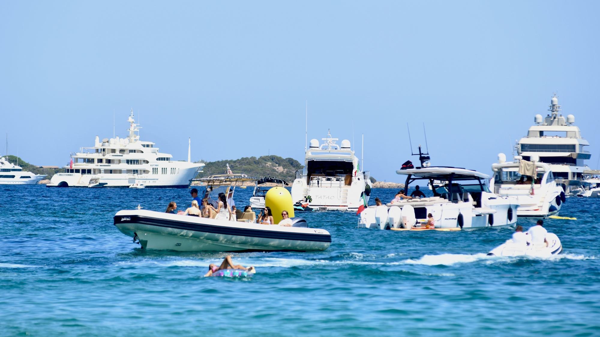 Assedio di Ferragosto, l’invasione dei turisti nelle coste dell’isola