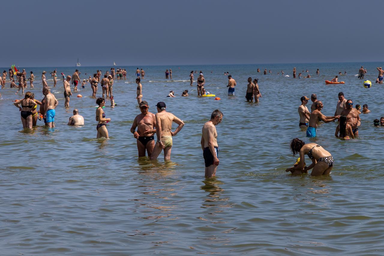 Lidi di Comacchio, l’acqua del mare è caldissima: «4°C in più del normale»