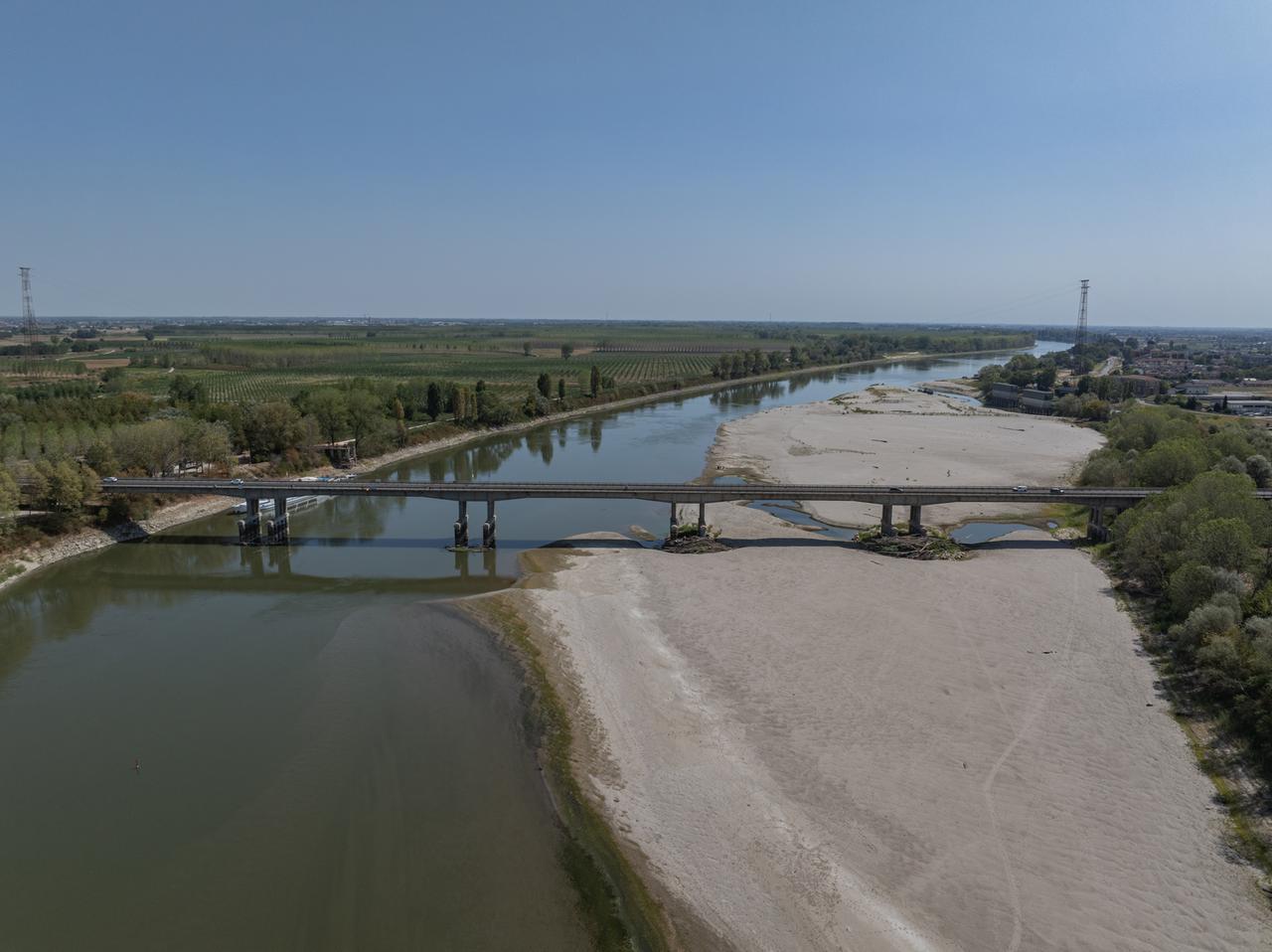 In barca sul Po, ma il Grande fiume non c’è più: 80 centimetri d’acqua e distese di sappia – Il nostro viaggio