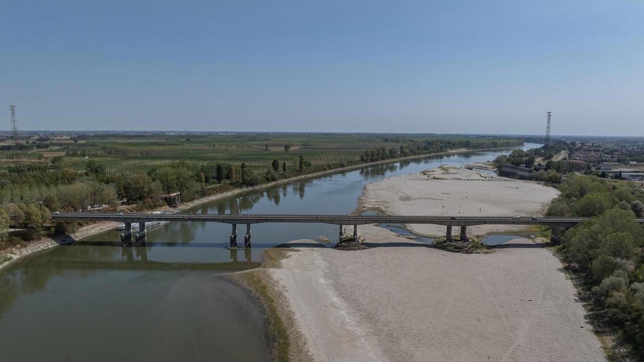 In barca sul Po, ma il Grande fiume non c’è più: 80 centimetri d’acqua e distese di sappia – Il nostro viaggio