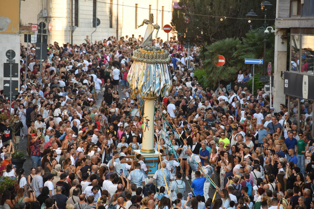 Tutta la magia della Faradda, il cuore di Sassari invaso da più di 100mila persone in festa