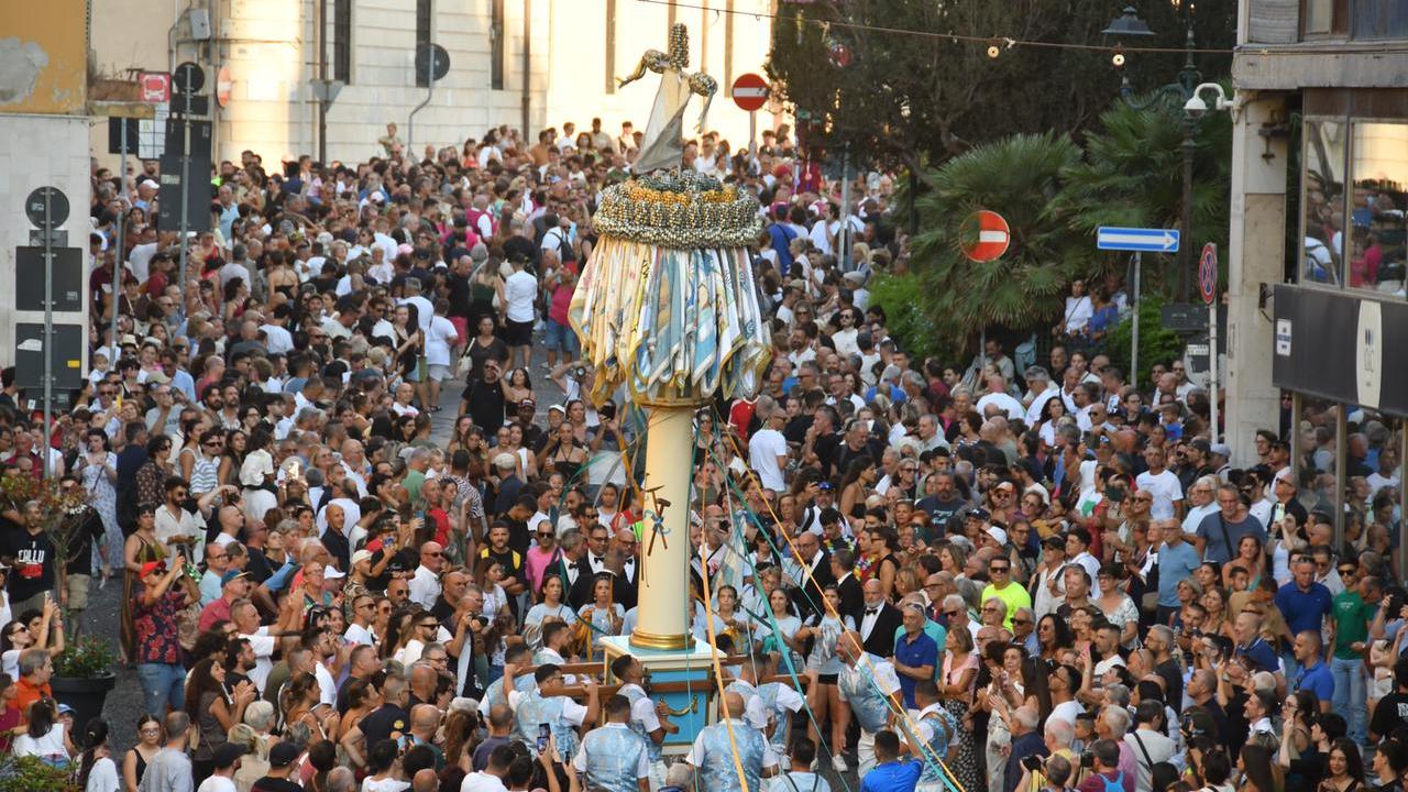 Tutta la magia della Faradda, il cuore di Sassari invaso da più di 100mila persone in festa
