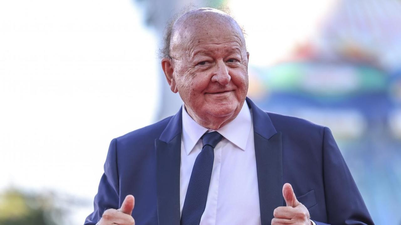 Paura per Massimo Boldi, cade e batte la testa: ricoverato in ospedale