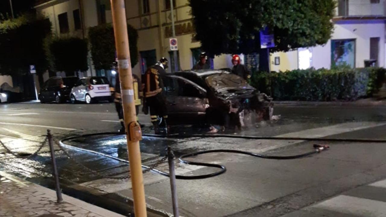 
	L'auto distrutta dalle fiamme

